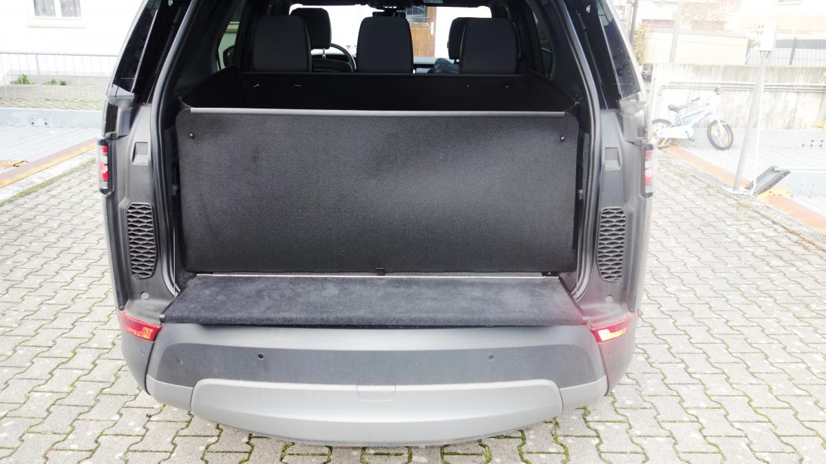 Stellen Sie den Stoßstangenschutz hoch und Sie haben eine hohe wasserdichte Kofferraumwanne.